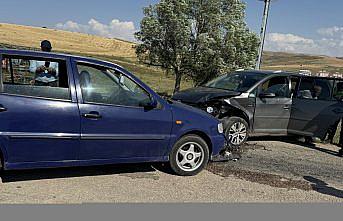 Bayburt'ta iki otomobilin çarpıştığı kazada 4 kişi yaralandı