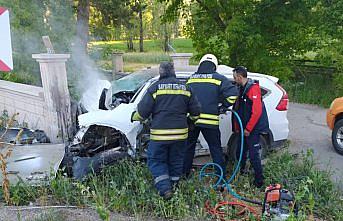 Bayburt'ta istinat duvarına çarpan cipin sürücüsü yaralandı