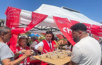 CHP Ladik İlçe Başkanlığı vatandaşlara aşure dağıttı