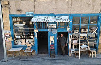 Emekli öğretmen, baba yadigarı marangozluğu asırlık binada sürdürüyor