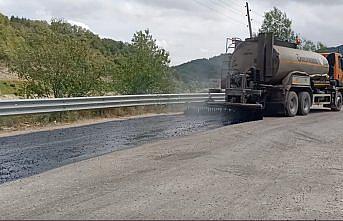 Erfelek Tatlıca Şelaleleri Tabiat Parkı güzergahında asfaltlama yapılıyor