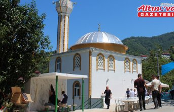 Eynesil'de hayırseverin yaptırdığı cami ibadete açıldı