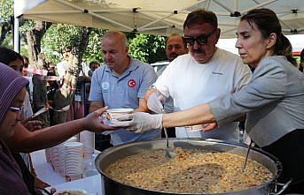 Gerze'de vatandaşlara aşure ikram edildi