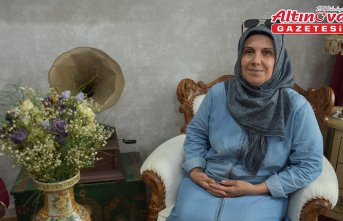 Gezdiği şehirlerden aldığı eşyaları oğlu ile açtığı kafede sergiliyor