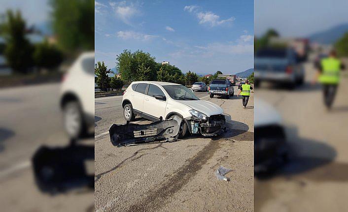 Giresun'da minibüs ile otomobilin çarpıştığı kazada 13 kişi yaralandı
