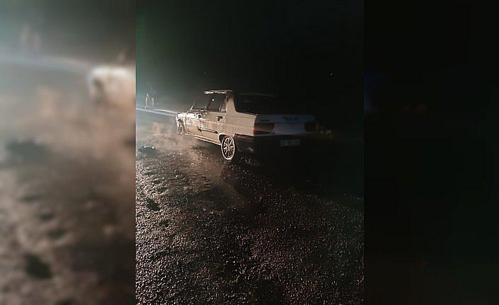 Göynücek’te seyir halindeyken yangın çıkan otomobil kullanılamaz hale geldi
