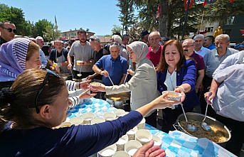 Gümüşhacıköy Belediyesi vatandaşlara aşure dağıttı