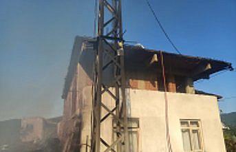 Kastamonu'da çıkan yangında 2 ev zarar gördü
