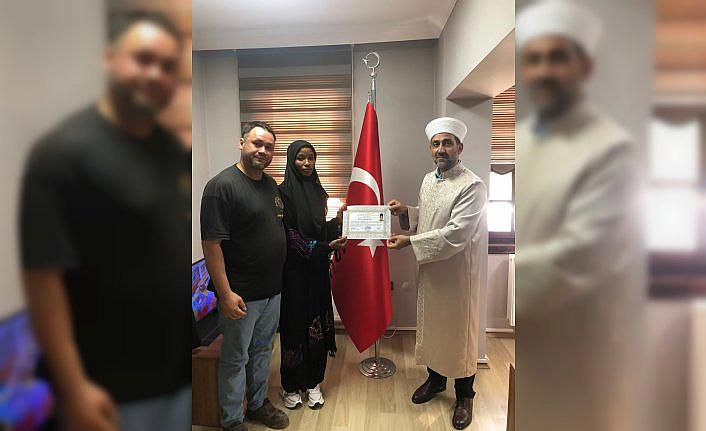 Kongolu kadın Bolu'da İslamiyet'i seçti