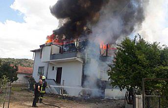 Osmancık'ta yangın çıkan iki katlı binada hasar oluştu