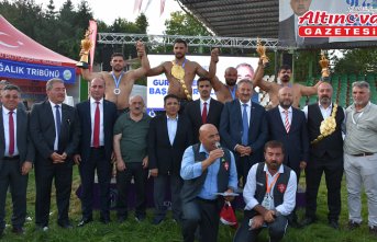 Perşembe Yaylası Yağlı Güreş ve Kültür Festivali'nde başpehlivan Mustafa Taş oldu