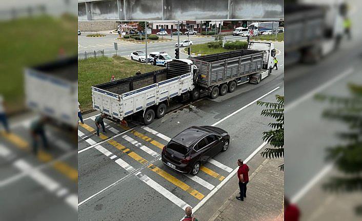 Rize'de ışıkta duran tıra çarpan kamyonun sürücüsü yaralandı