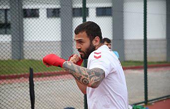 Samet Ersoy, dünya şampiyonluğu için yumruk sallıyor