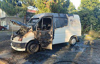 Samsun'da park halindeki minibüs yangın sonucu kullanılamaz hale geldi