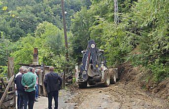 Samsun'da sağanak nedeniyle mahalle grup yolunda heyelan oluştu