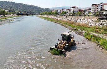 Taşova Belediyesi Yeşilırmak’ta temizlik çalışması başlattı