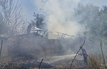 Tokat'ta otları yakmak isteyen kişinin başlattığı yangın odunluğa sıçradı
