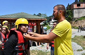Trabzon'da özel bireyler “rafting tubing“ heyecanı yaşadı