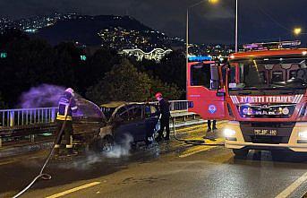 Trabzon'da seyir halindeki otomobil yandı