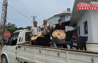 Alaçam'da davul zurna eşliğinde sözlü düğün daveti geleneği sürdürülüyor