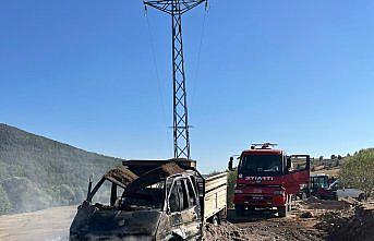 Alucra'da seyir halindeki kamyonet yandı