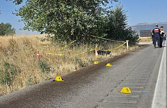 Amasya'da arızalanan otomobilini kontrol ederken tır çarpan kişi öldü