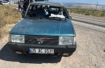 Amasya'da devrilen otomobildeki 3 kişi yaralandı