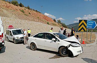 Amasya'da iki otomobilin çarpıştığı kazada 5 kişi yaralandı