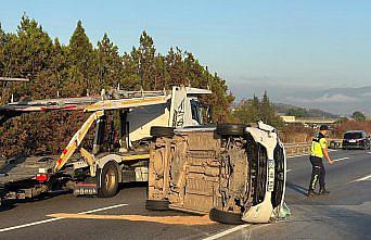 Anadolu Otoyolu'nun Düzce kesiminde devrilen otomobildeki 6 kişi yaralandı