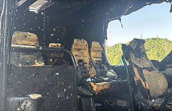 Bolu'da seyir halindeyken yangın çıkan yolcu midibüsünde hasar oluştu