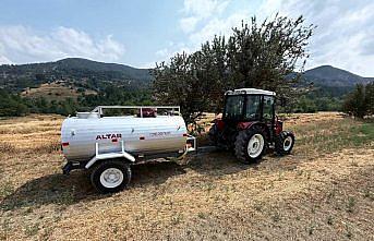 Bolu'da tarlada çalışan biçerdöverlere su tankerleri eşlik ediyor