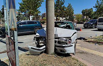 Boyabat'ta aydınlatma direğine çarpan otomobildeki 1 kişi yaralandı