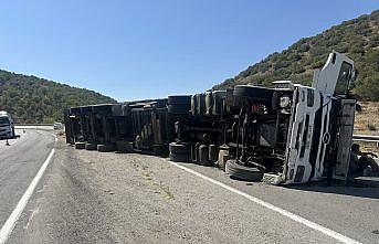 Çorum'da devrilen tırın sürücüsü yaralandı