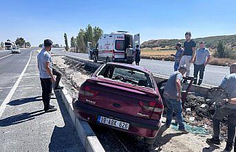 Çorum'da orta refüje çarpan otomobilin sürücüsü yaralandı
