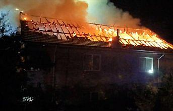 Düzce'de çıkan ev yangınında çatı katı kullanılamaz hale geldi