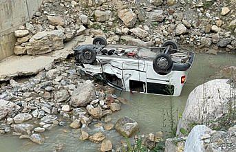 Düzce'de dereye devrilen hafif ticari araçtaki 5 kişi yaralandı