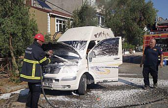Gerze ilçesinde park halindeki minibüste yangın çıktı