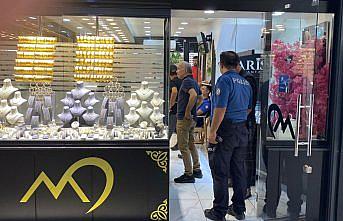 Karabük'te boncuk atan tabancayla kuyumcu soygunu girişimi kamerada
