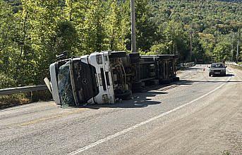 Karabük'te devrilen tırın sürücüsü yaralandı