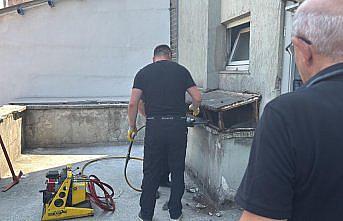 Karabük'te havalandırma boşluğuna düşen kedi kurtarıldı