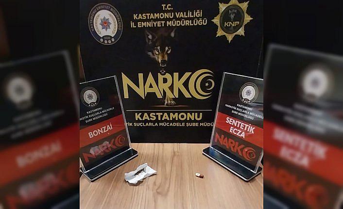 Kastamonu'da uyuşturucu ile yakalanan 2 firari hükümlü cezaevine gönderildi