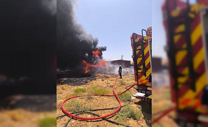 Mardin'de plastik boruların depolandığı alanda çıkan yangın söndürüldü