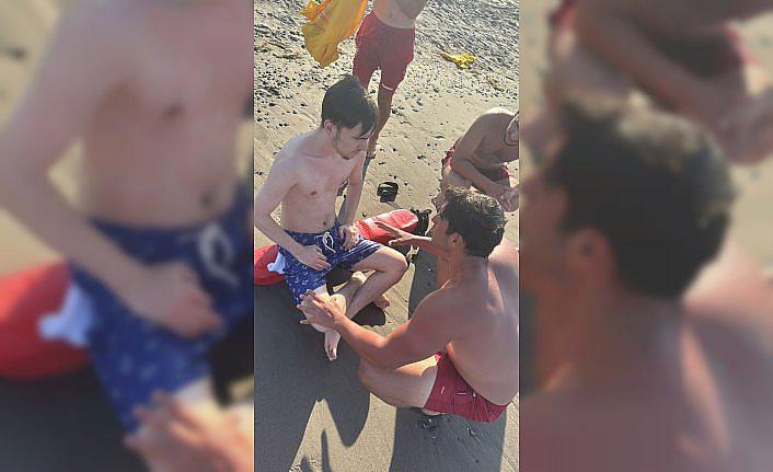 Samsun'da denizde akıntıya kapılan genç cankurtaranlar tarafından kurtarıldı