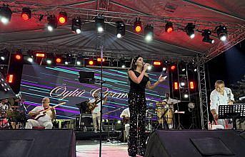 Alaçam'da düzenlenen yaz festivalinde Öykü Gürman konser verdi