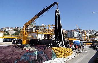 Sinop'ta balıkçılar denize açılmak için gün sayıyor