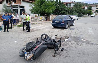 Taşova'da otomobil ile çarpışan motosikletin sürücüsü yaralandı