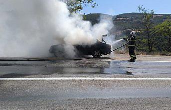 Toka'ta seyir halindeki otomobil yandı