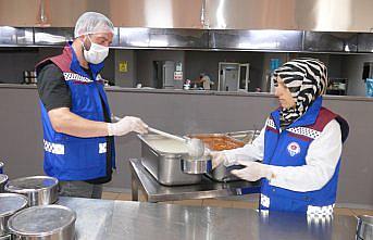 Trabzon Büyükşehir Belediyesi'nden ihtiyaç sahibi ailelere sıcak yemek hizmeti