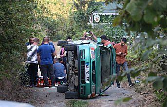 Trabzon'da devrilen otomobilin sürücüsü yaralandı