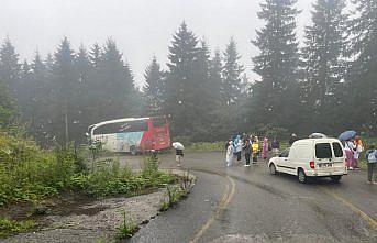 Trabzon'da otobüsün elektrik direğine çarptığı kazada 2 kişi yaralandı